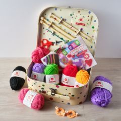 Buttonbag BUMPER Learn to Knit & Crochet Suitcase Kit